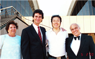 杨永康与 Steve Watson 博士 （澳大利亚指挥家，左二）和 Alfred Fenech（商业顾问）